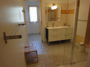 Dusche, Haartrockner, Toilettenpapier