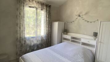 1 slaapkamer, een strijkplank/strijkijzer, gratis wifi, beddengoed