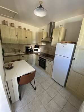 Kühlschrank, Mikrowelle, Ofen, Herdplatte