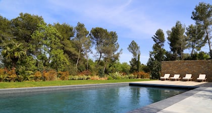 Domaine Rampale Lodge, heated swimming pool, between Aix-en-provence and Marseille     