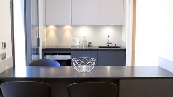 Réfrigérateur, micro-ondes, four, plaque de cuisson