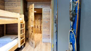 4 bedrooms, iron/ironing board, free WiFi, wheelchair access