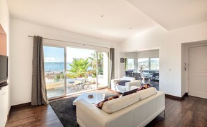 TV connectée, lecteur de DVD, livres, espaces bureaux