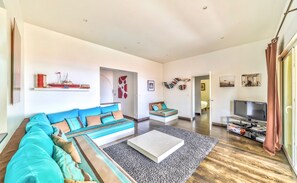 Smart TV, DVD player, books, offices