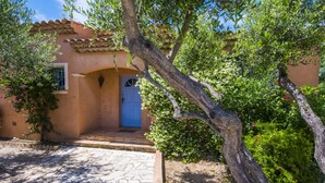 A building with a tiled entrance, a blue door, and a stone pathway leading to it. - Luxury villa with view of the putting green - Gulf of Saint-Tropez (Sainte-Maxime)