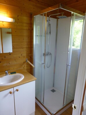 Shower, hair dryer, toilet paper - Chalet Cévennes, France, Gard, Ardèche, pool, calm, large garden, activities (Le Martinet)