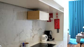 KĂŒhlschrank, Mikrowelle, Ofen, Herdplatte