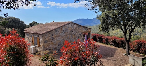 Unterkunft aus trockenen Steinen mit viel Platz draußen, für Ruhe ist gesorgt
