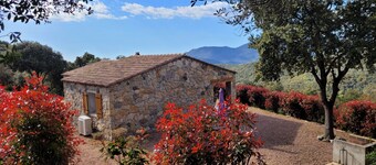 Gite en pierres seches avec spa exterieur,calme assure