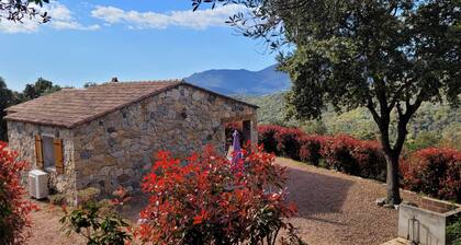 Unterkunft aus trockenen Steinen mit viel Platz draußen, für Ruhe ist gesorgt