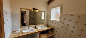Bruser, hårtørrer, håndklæder, Toiletpapir
