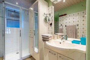 Dusche, Haartrockner, Handtücher
