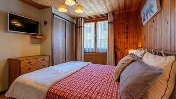 2 chambres, coffres-forts dans les chambres, fer et planche à repasser