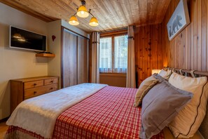 2 bedrooms, in-room safe, iron/ironing board, travel crib