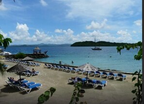 Plage, chaises longues