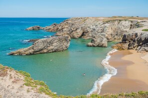 Unclassified image, 2 of 24, button - 2 bedroom apartment near the beach, marina, town center, shops, private parking (Quiberon)