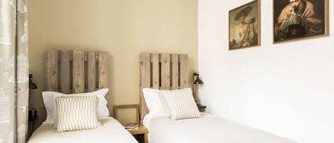 3 soveværelser, pengeskab på værelset, strygejern/strygebræt