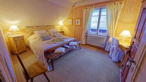 1 chambre, bureau, fer et planche à repasser, lit parapluie