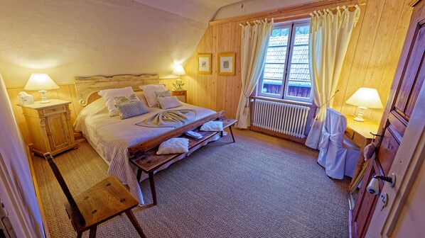 1 habitación, escritorio, tabla de planchar con plancha y cuna de viaje 