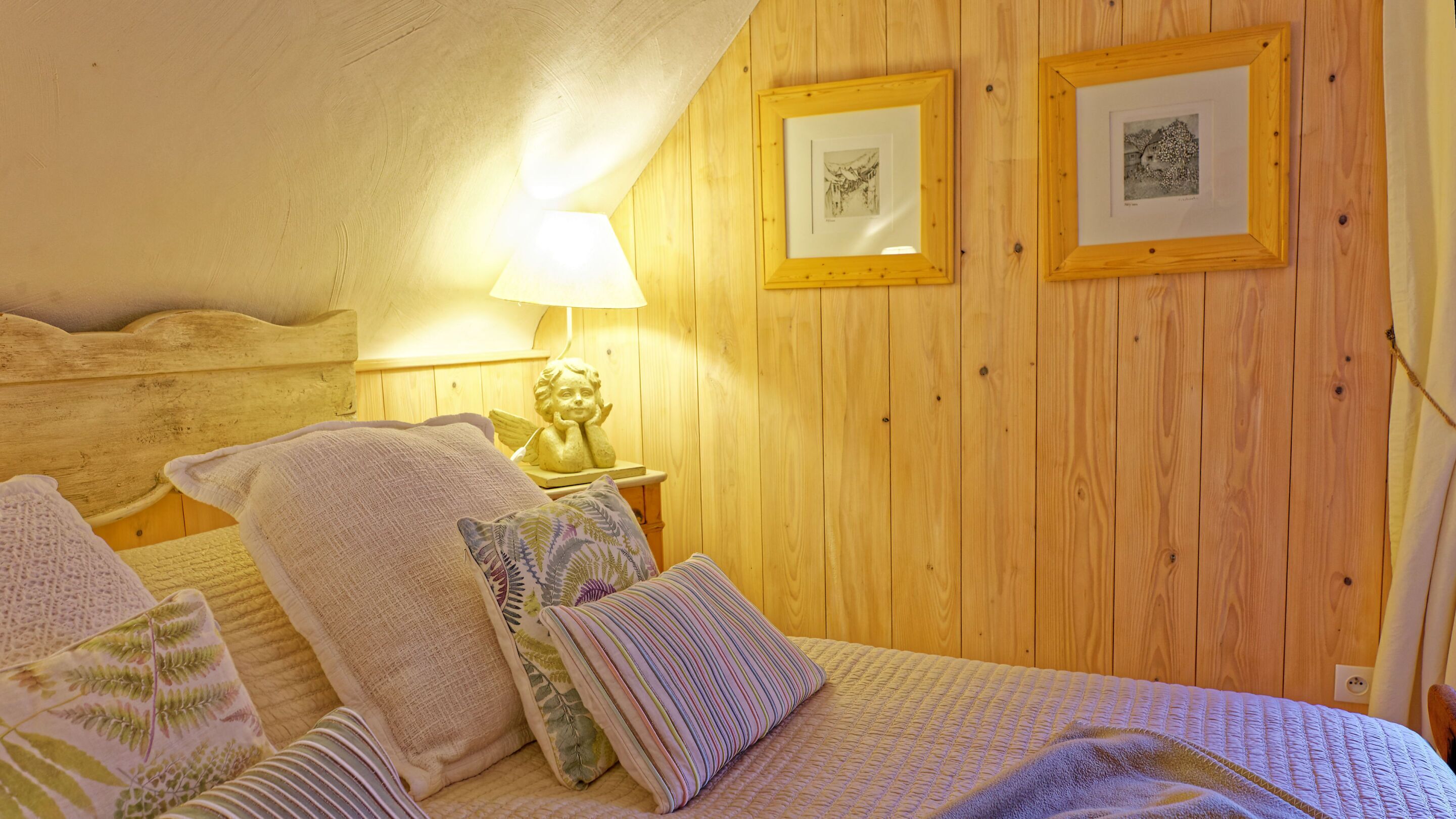 1 soverom, skrivebord, strykejern/-brett og reiseseng for barn