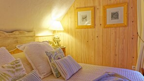 1 habitación, escritorio, tabla de planchar con plancha y cuna de viaje 