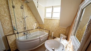 Combined shower/bathtub, hair dryer, towels, soap