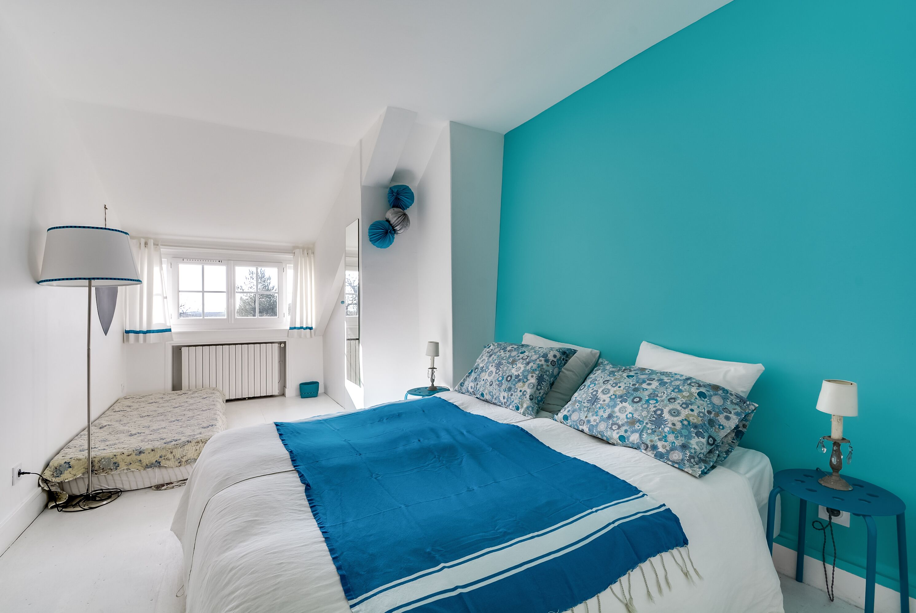 6 chambres, bureau, fer et planche à repasser, lit parapluie