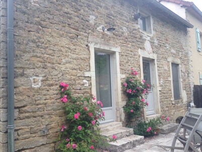CHARMING HOUSE WITH COURTYARD GARDEN BEAUTIFULLY RESTORED bucolic Village **** 