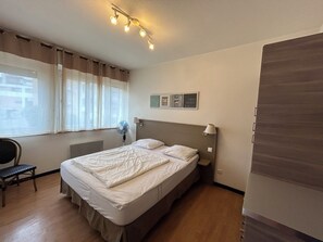 1 slaapkamer, een strijkplank/strijkijzer, wifi