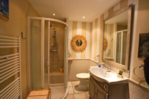 Baignoire, séchoir à cheveux, serviettes fournies