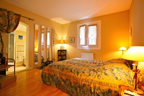 4 habitaciones, tabla de planchar con plancha, wifi y ropa de cama