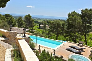 Outdoor pool - South-facing Provencal villa. Dominant view. Swimming pool open from April to October (Beaumes-De-Venise)