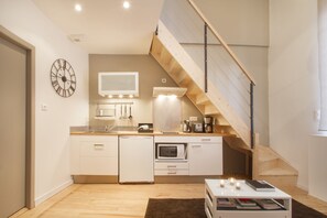 Réfrigérateur, four à micro-ondes, un four, surface de cuisson
