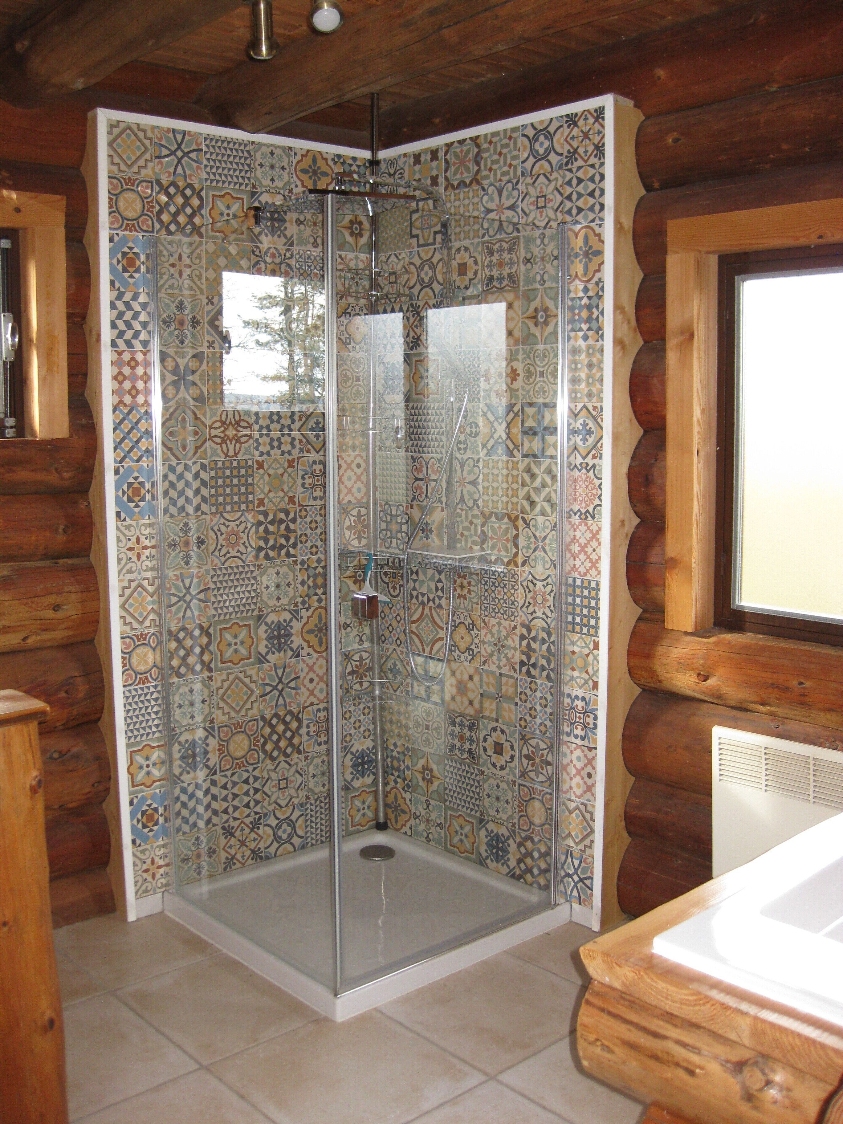 Combined shower/tub, towels, toilet paper