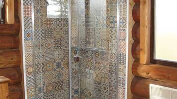 Combined shower/tub, towels, toilet paper