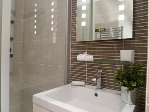 Douche, séchoir à cheveux, serviettes fournies, savon