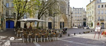 CALM,COMFORT,LOT OF CHARACTER,CITY CENTER, HISTORIC DISTRICT SAINT-PIERRE