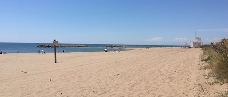 Ligstoelen aan het strand