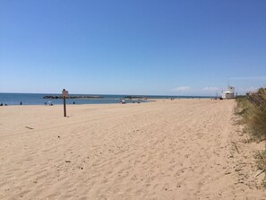 Sulla spiaggia, lettini da mare