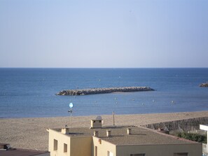 Sulla spiaggia, lettini da mare