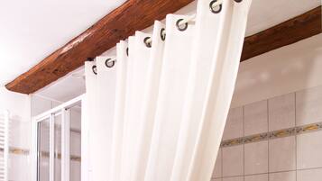 Combined shower/bathtub, hair dryer, towels, soap