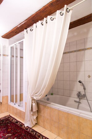 Combinazione doccia/vasca, asciugacapelli, asciugamani, sapone