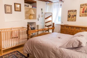 2 slaapkamers, een strijkplank/strijkijzer, gratis wifi, beddengoed