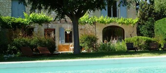 Provençal farmhouse on a 20.000 sqm land, Mollégès, Provence. 5x10 m pool.