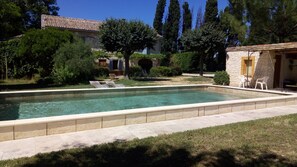 Alberca al aire libre y alberca climatizada