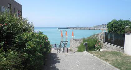 plage Ă  50m sans rue Ă  traverser.le centre-ville en 10 mn Ă  pied.