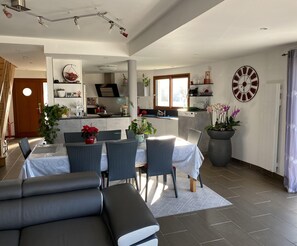 Dining - House with sea view, walking distance to the beach, enclosed garden (Trégunc)