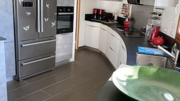 Geladeira, micro-ondas, fogão, cooktop