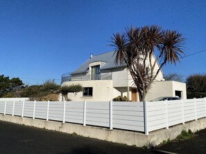 Exterior - House with sea view, walking distance to the beach, enclosed garden (Trégunc)