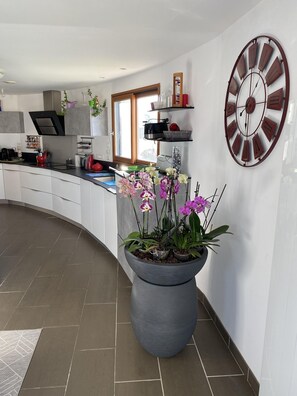 Fridge, microwave, oven, stovetop - House with sea view, walking distance to the beach, enclosed garden (Trégunc)